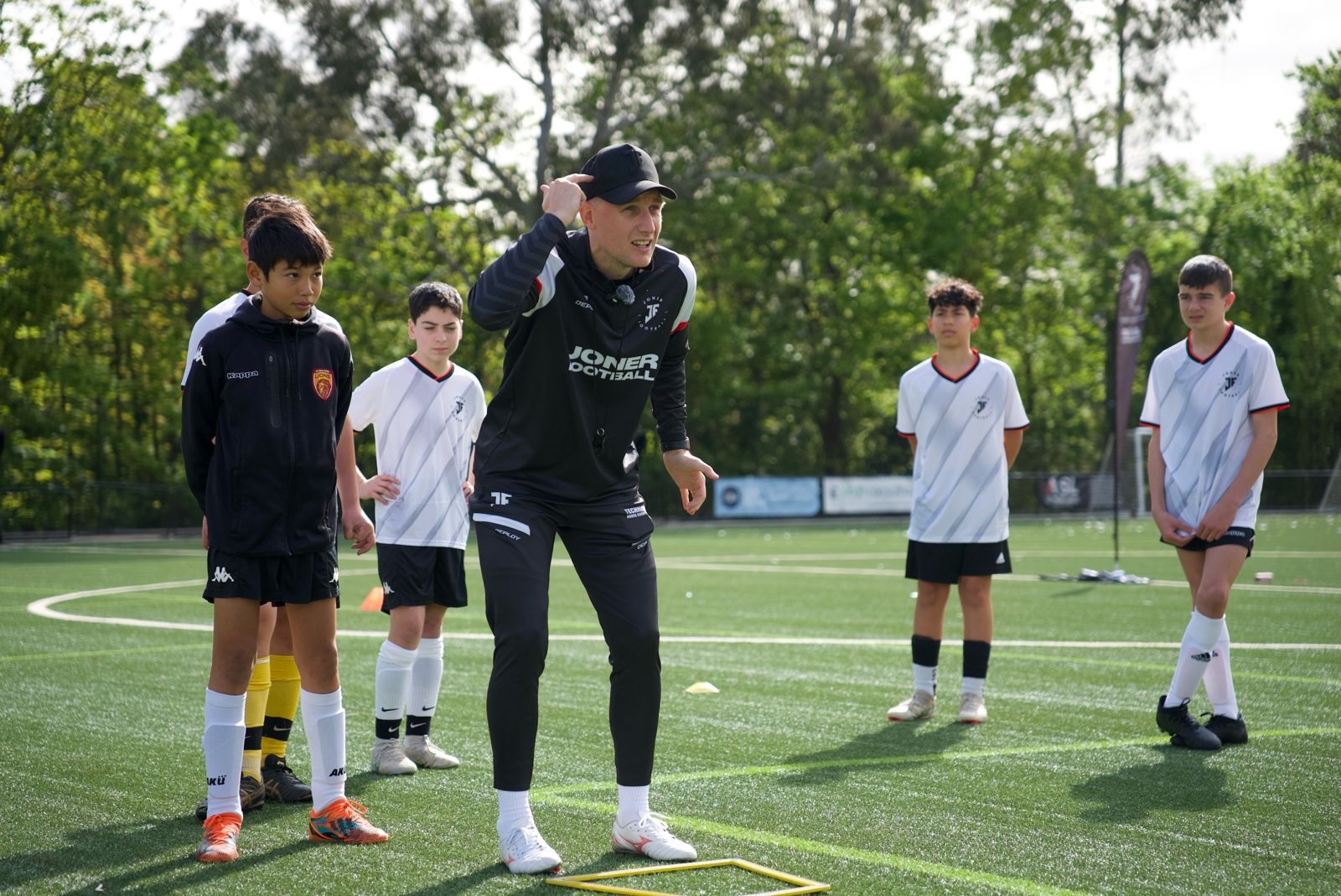 Lee Joner coaching players